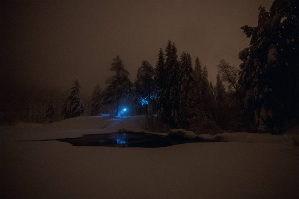 INNMARSJ: Det gulaktige skinnet på himmelen er lyset fra Drammen Skisent- er. Dammen i forgrunnen heter Gamledammen, og derfra går det åpen bekk ut juvet. Foto: Vegard Breie Kjøsterudjuvet Drammen