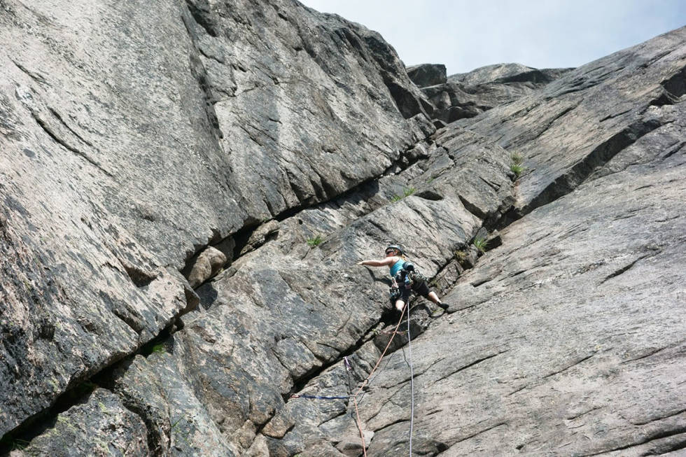 MODERAT: Mot sola (6-) i Nissedal er velsikret og fin. Anna Kennedy leder i nedre del av ruta. Foto: Lee Harrison Mot sola
