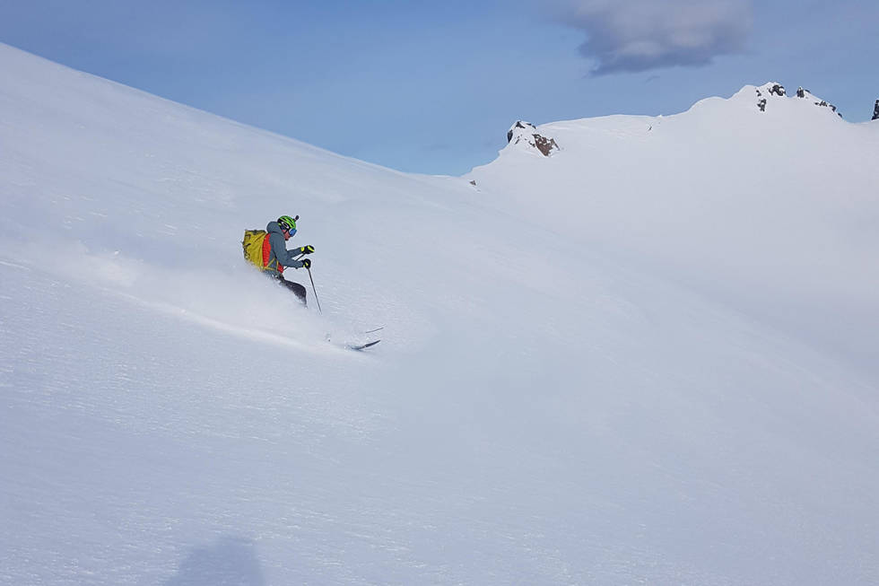 NEDKJØRING: Fint vær, moderat skredfare og mye snø. Det er fint på Sunnmøre om dagen. Foto: Stig Helset Skikjører på Kolåstinden