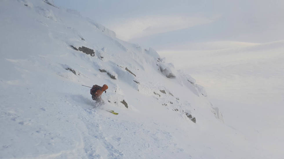 På bildet er Kaj Sønnichsen på vei ned sørsiden på Storsteinsfjellet 1894 moh 29.1.2021. Svinkaldt og dårlig føre etter en snøfattig vinter i nord. Foto: Kristian Pettersen Storsteinsfjellet