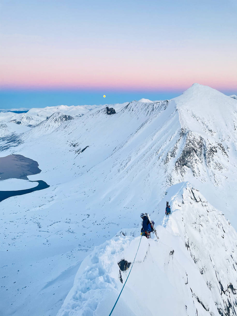 Det siste stykket til toppen fikk vi selskap av månen. Foto: Espen Helgesen Kyrkjetaket