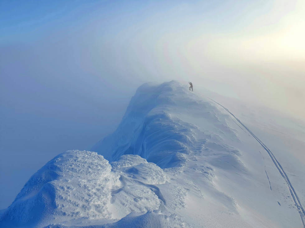 Halvor Mørk såvidt over tåkehavet på Svartfjellet. Svært gode snøforhold på Venabygdfjellet, på grensen til Rondane nasjonalpark. Foto: Lars Thomas Poppe Svartfjellet