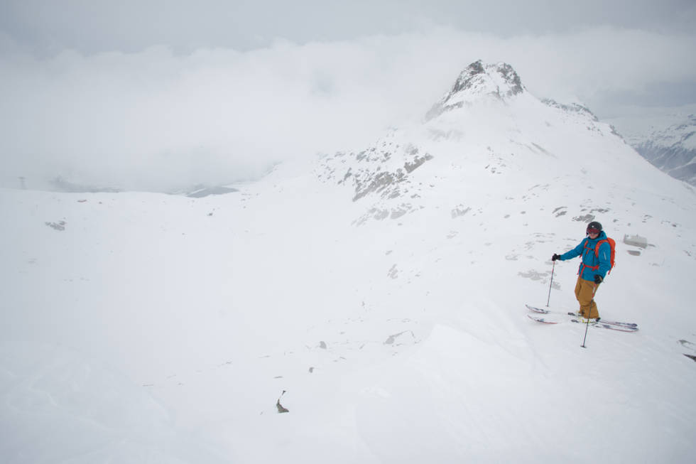 SIKT: Slik kan en typisk dag med flatt lys se ut. Slik som her i Silvaplana, Sveits, med Leif Øyvind Solemsli. Foto: Tore Meirik Dårlig sikt Silvaplana