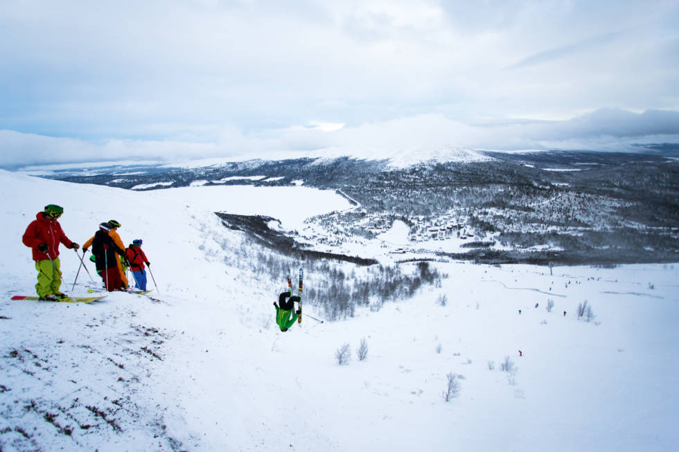 SKAVLEIN: Eirik Schjølberg –en av Norges beste tenåringer på fele- legger seg bakover i en perfekt backflip på skavl nummer to. Frikk Tore Kristiansen (til venstre), Torgrim Vole, Øystein Aasheim og Anders Bersu følger med. Foto: Tore Meirik Lemomsjøen Vågå
