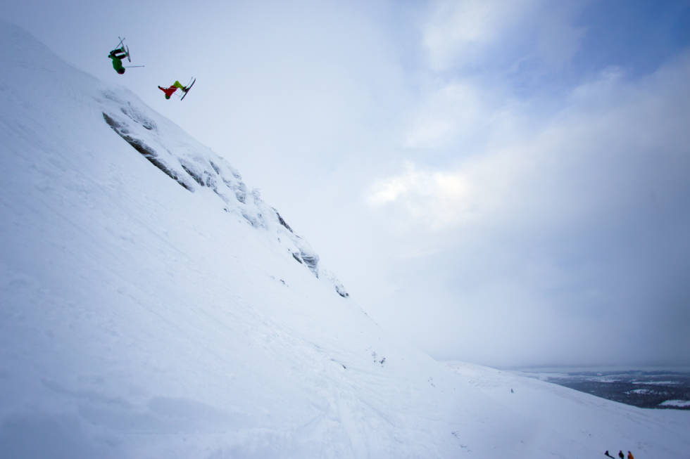 SYNKRON: Eirik Schjølberg og Frikk Tore Kristian- sen tøffer seg for fotografen, samtidig på den øverste av Skavlein. Foto: Tore Meirik Lemomsjøen Vågå
