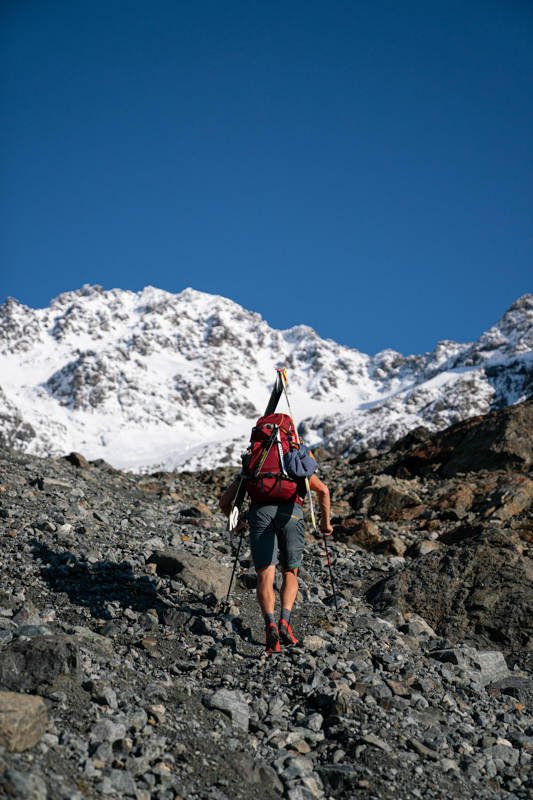 GÅING: Det er noen høydemeter med gåing før du treffer snøen. Foto: Martin Andersen Topptur Store Kjostinden