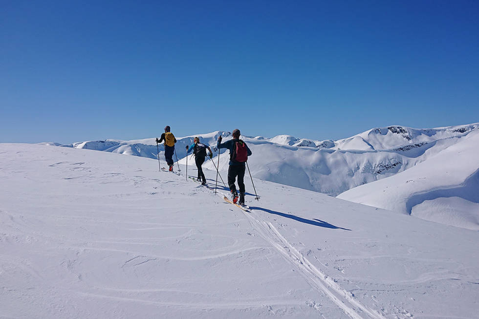 TURFØLGET: Her er deler av turfølget underveis i ruta. Foto: Asbjørn Klakeg Forland Sogndalsdalen rundt