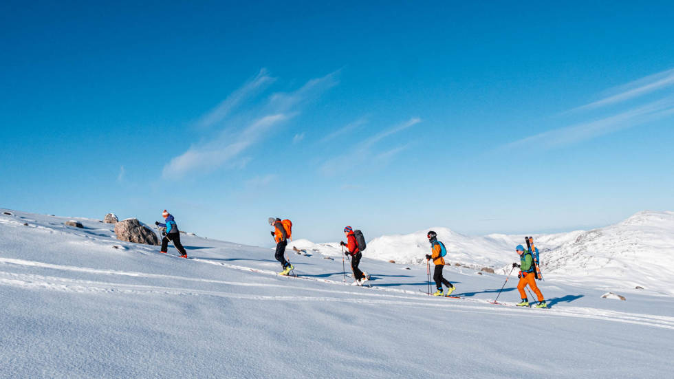 Familien Engås på topptur til Tuvegga på Sunnmøre. Elida, Eskil, Margareth, Tobias og Geir Magne (fra venstre til høgre). Bildet er tatt lørdag denne helga. Tuvegga er en ganske kort tur med fin utsikt og god nedkjøring. Foto: Markus Engås Tuvegga