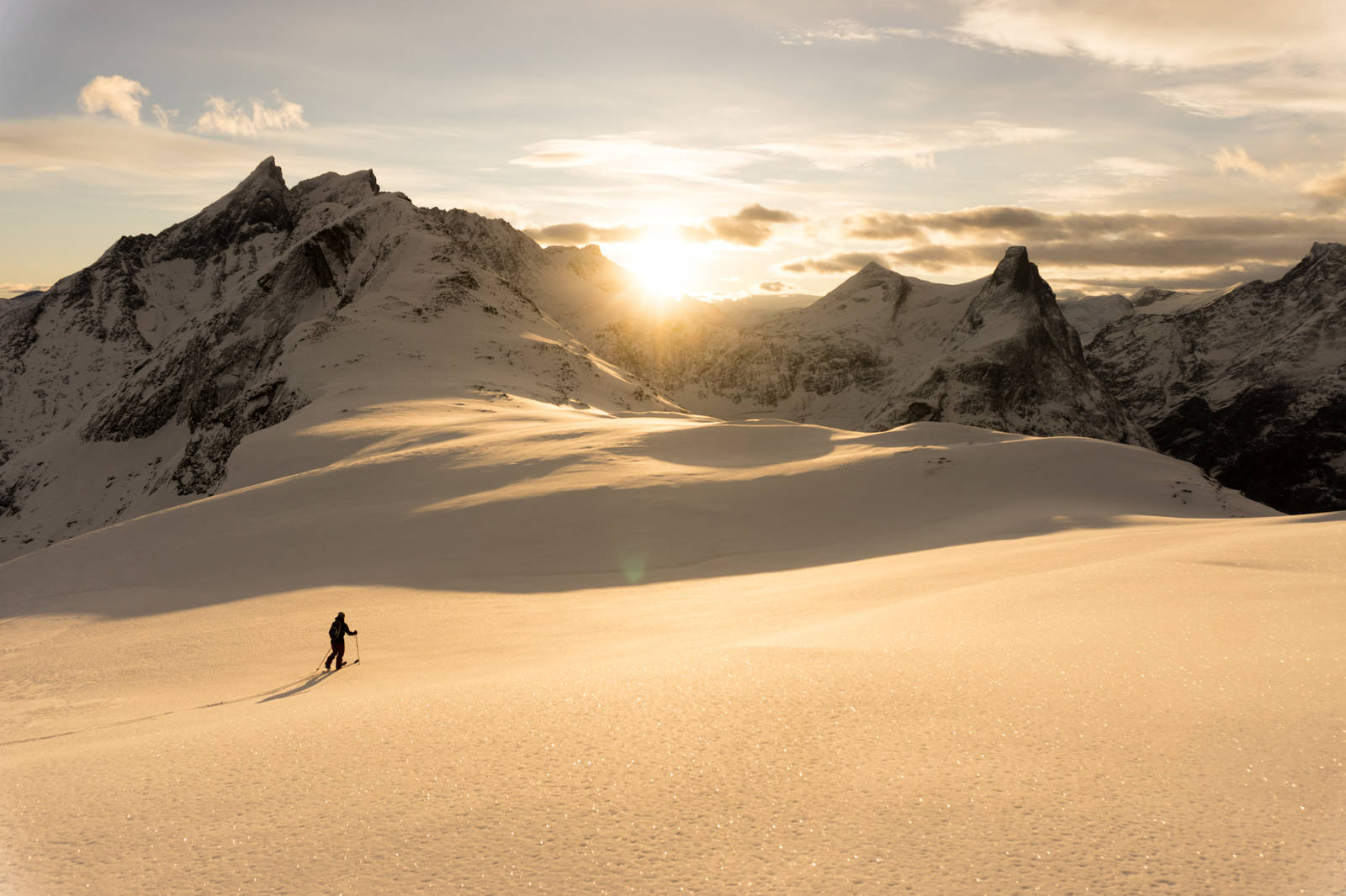 FINT LYS: Det var mildt sagt magisk i Romsdalen. Foto: Matias Myklebust Topptur