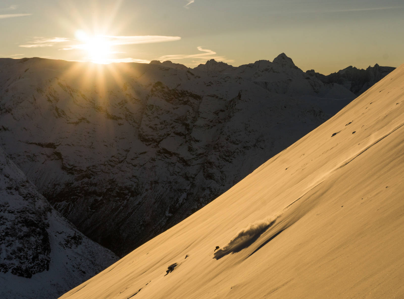 FINE FORHOLD: Her er Lisen Strøm på vei ned Helvetestind i Romsdalen i helga - som hun sier leverte fine forhold. Foto: Matias Myklebust Lisen Strøm
