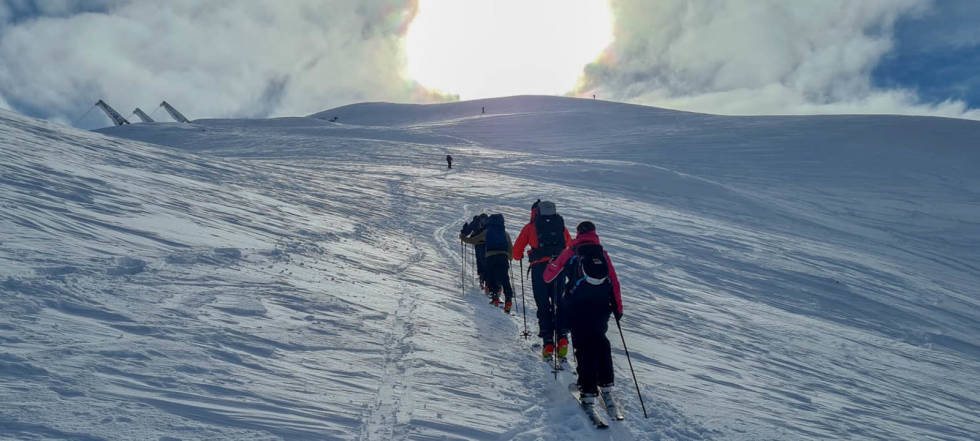 Sender over et helgebilde fra en flott gjeng som var på tur i helgen. Her avbildet på vei mot Bitihorn på lørdag under helt suverene forhold. Sola og snøen var helt perfekt! Foto: May Alice Holmen Bitihorn