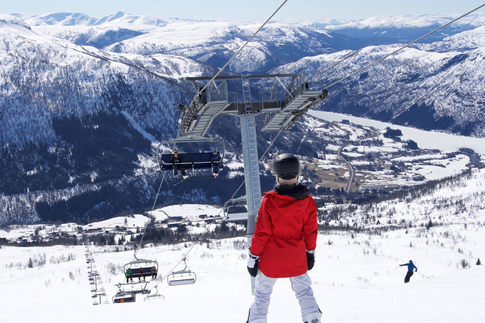 ÅPNER: Myrkdalen åpner i helga. Det har vært bra med snø på toppen av skianlegget, men mindre i bunne. Foto: Klaus Finne Myrkdalen