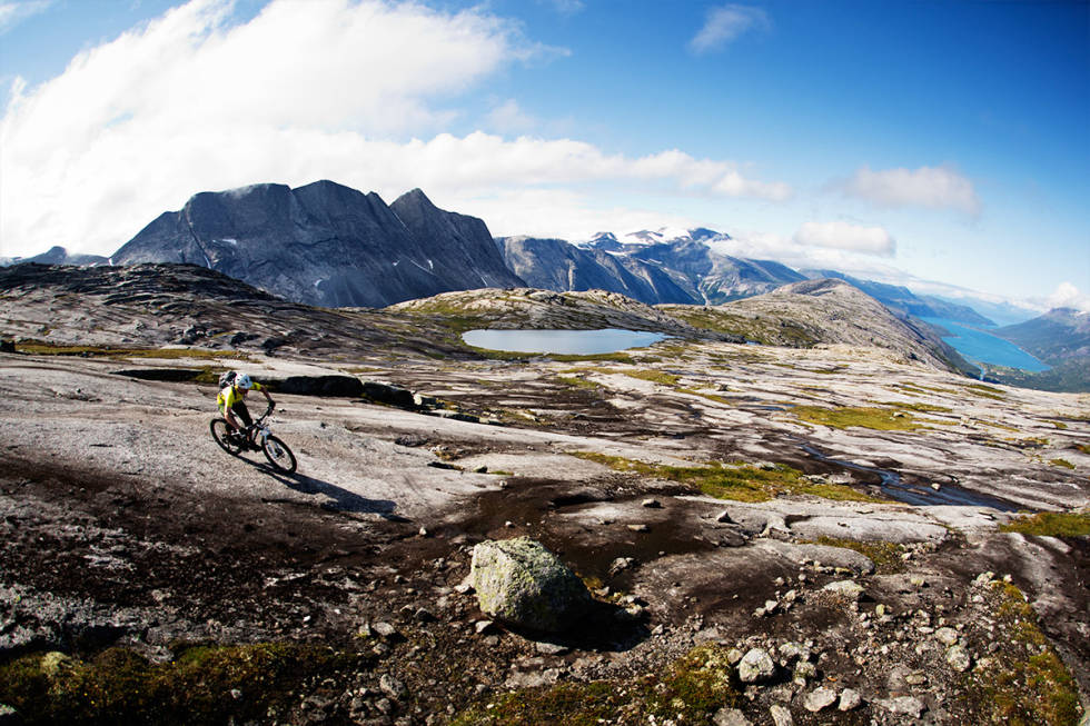 STEIN SÅ LANGT ØYET KAN SE: Sture Pettersen kan leke rundt på svabergene i Skjomen i timesvis, om han skulle ønske det. Foto: Kristoffer H. Kippernes Narvik