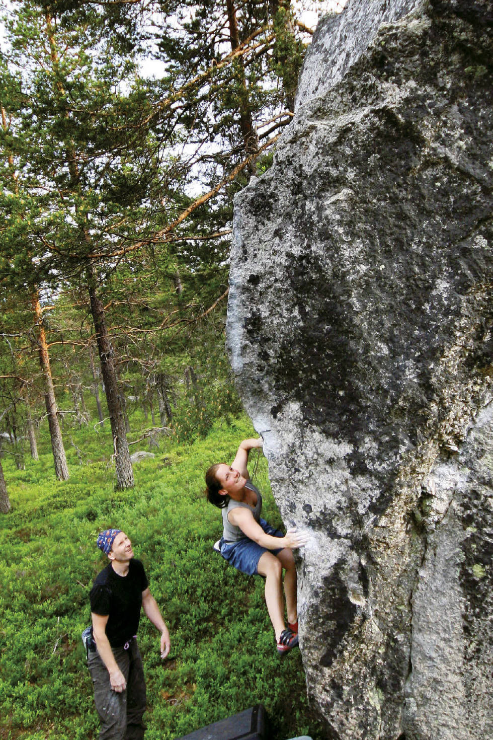 NISSEDAL: På en av Nissedals klassikere – Camilla Knudsen på Kubesteinen, ca 6C+. Foto: Øyvind Ville Sæter Nissedal buldring