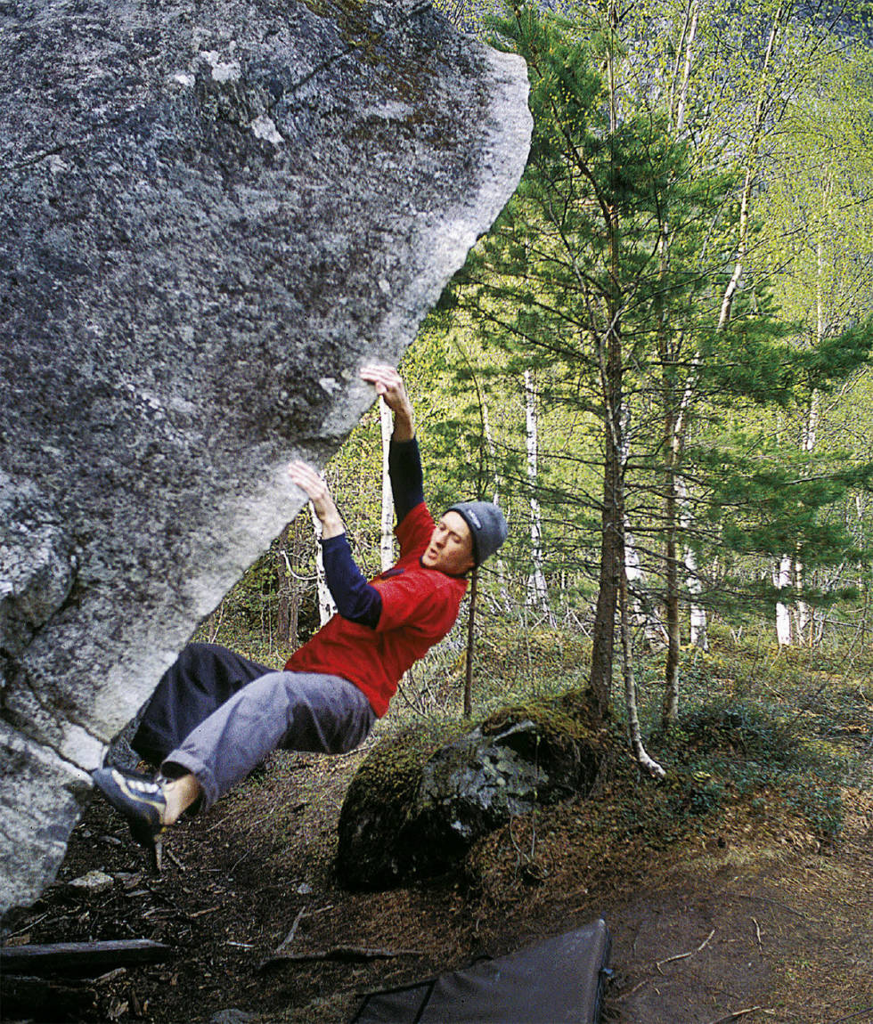 FANTASTISKE SKIRI: En av Romsdalsbuldringens store entusiaster, Lars Erik Roald, føler seg opp nydelige Gjermund Eggen, 6C (7A sit start), på Skiri, Romsdalen. Foto: Dag Hagen Romsdalen buldring