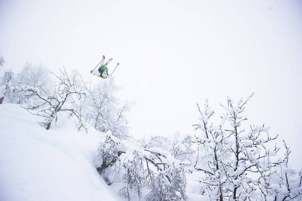 TO METER: Skikjørere kjører på eget ansvar etter to meter. Foto: Vegard Breie Skikjører i backflip