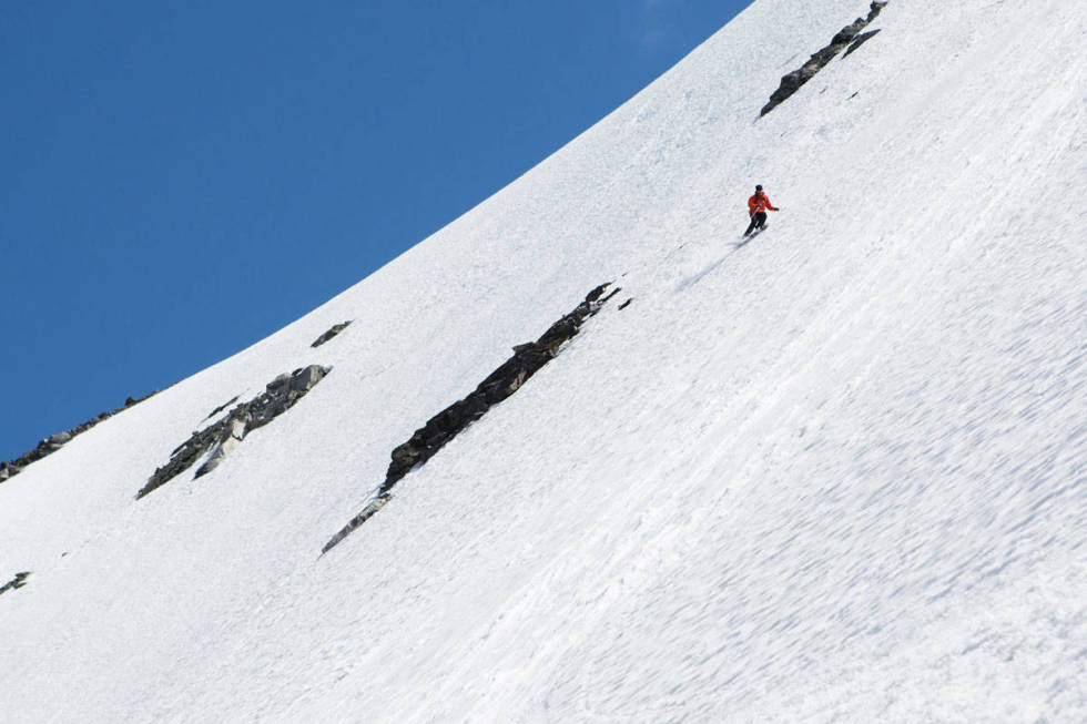 HERLIG SKITERRENG: Hans Petter Hval koser seg på perfekt sommersnø i det bratte toppartiet på landets tøffets, heisbaserte sommer-skitur. Foto: Tore Meirik Galdhøpiggen