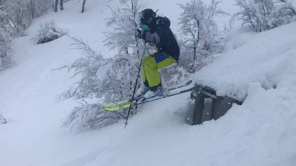 Snødde kraftig i går i Sauda skisenter. Vi lekte oss i snøen. Her er det Elo som prøver et hopp. Foto: Ole Grammeltvedt Sauda