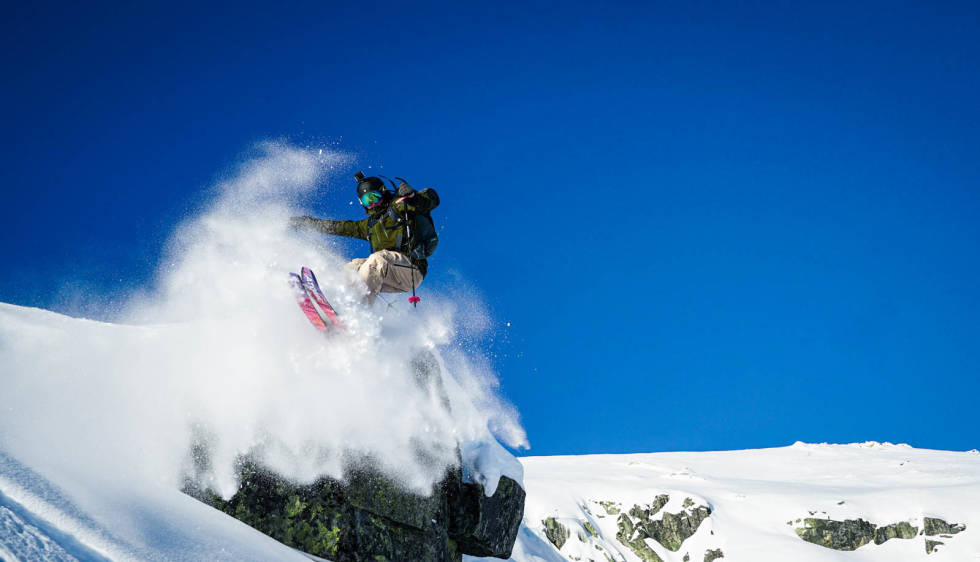 er et bilde av Ola Thorsen som lekent tar seg ned Blåfjellet i Sogndalsdalen, her i en "Nose Butter 360". Foto: Otto Garli Blåfjellet