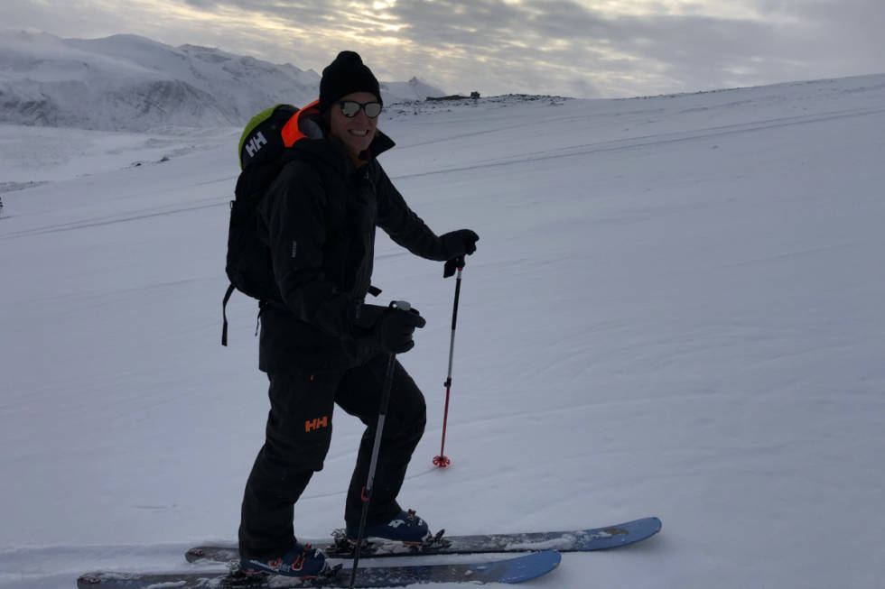 PÅ VEI OPP: Øystein Aasheim på vei opp skisenteret, som stengte skiheisen i forrige uke. Dermed ble det skifeller og techbindinger på sesongens første skitur. Foto: Anders Holtet PÅ VEI OPP: Øystein Aasheim på vei opp skisenteret, som stengte skiheisen i forrige uke. Dermed ble det skifeller og techbindinger på sesongens første skitur. Foto: Anders Holtet