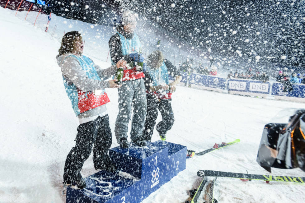VANT: Øystein Bråten tok gull i Hafjell, og kunne sammen med Nick Goepper og James Woods sprette champagnen. Foto: ESPN VANT: Øystein Bråten tok gull i Hafjell, og kunne sammen med Nick Goepper og James Woods sprette champagnen. Foto: ESPN