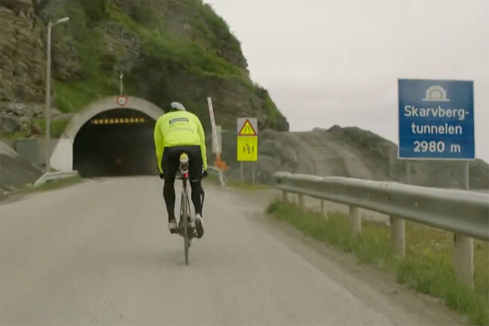 PÅ VEI INN: Her er Øystein Dahl på vei inn i Skarvbergtunnelen. Foto: Skjermdump Øystein Dahl Skarvbergtunnelen