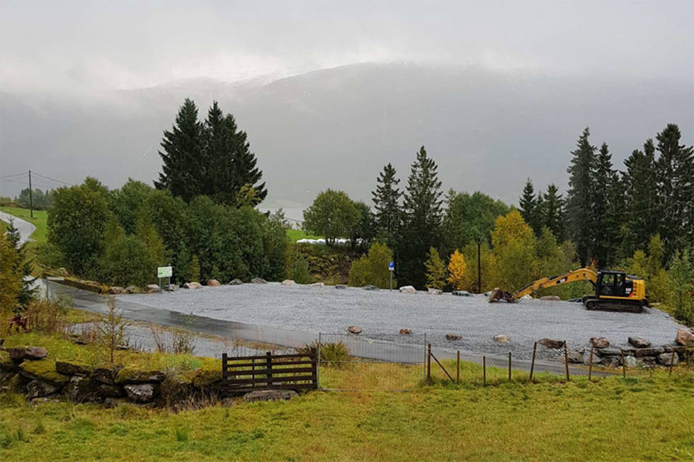 PARKERING: Slik ser parkeringensplassen på Berg ut. Foto: Jonny Lofnes Topptur parkering Berg Jølster