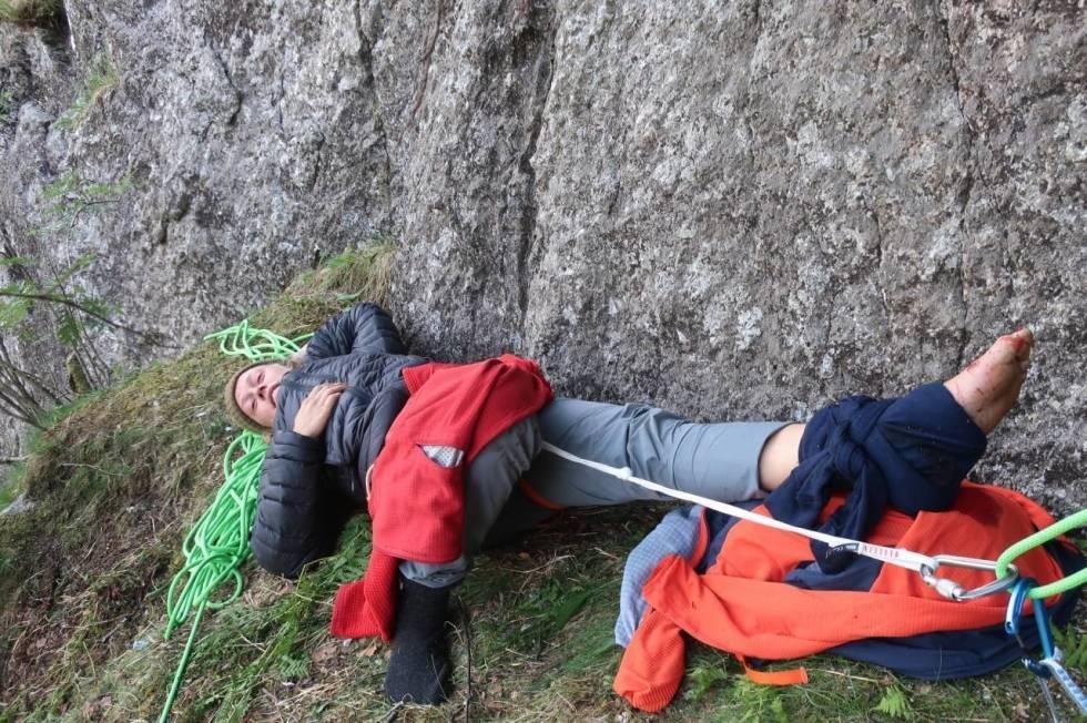 Paula med åpent brudd i ankelen på en hylle i Kjeragveggen for snart tre år siden. Foto: Erik Grandelius Paula Voldner