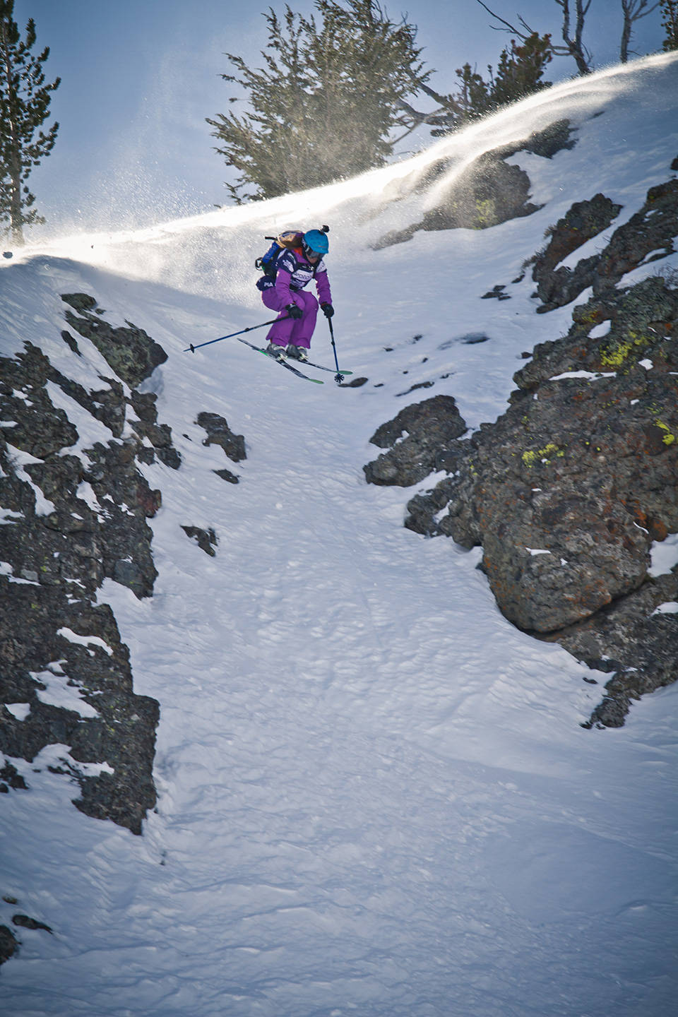LIK INNSATS OG RISIKO: – Det er helt rett med like pengepremier, selv om det er flere deltagere i herreklassen. Innsatsen og risikoen er uansett lik, sier Pia Nic Gundersen. Her fra FWT i Kirkwood i 2013. Foto: AJ Immerson Pia Nic Gundersen i Freeride World Tour.