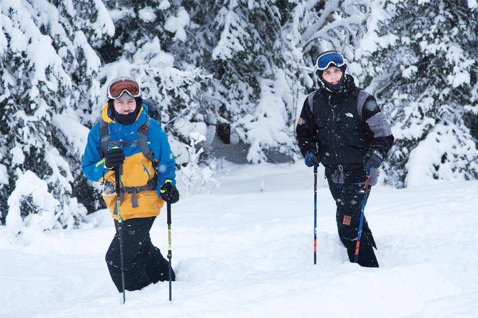 SPORHUNDER: Ole- Kristian Strøm og Elias Kvarekvål smiler mye når de kjører ski. Aller mest smiler de når andre har satt spør før dem. Foto: Thomas Kleiven Pudder Hemsedal