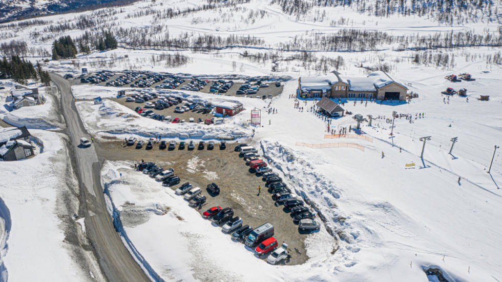 PARKERING: Slik så parkeringsplassen ut i Sogndal. Foto: Håvard Nebsø Sogndal skisenter
