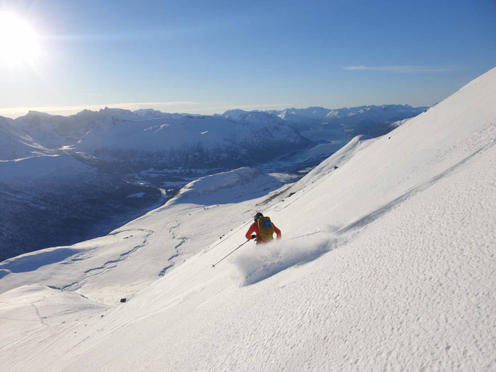 Robert Beddow skiing down Kjøvskartinden, Isfjorden, Romsdal on Saturday, 13 Feb. Photo by Tuva Grytli. A lot of tracks, but there are still enough unskied parts! Foto: Robert Beddow Isfjorden