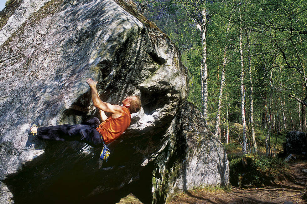 EGGENDE: Erik Assum prøver seg på Eggedosis, 6C, på Skiri. Klassikeren Purkespranget, 7B, er linja som går opp det bratte partiet. Foto: Dag Hagen Buldring Romsdalen