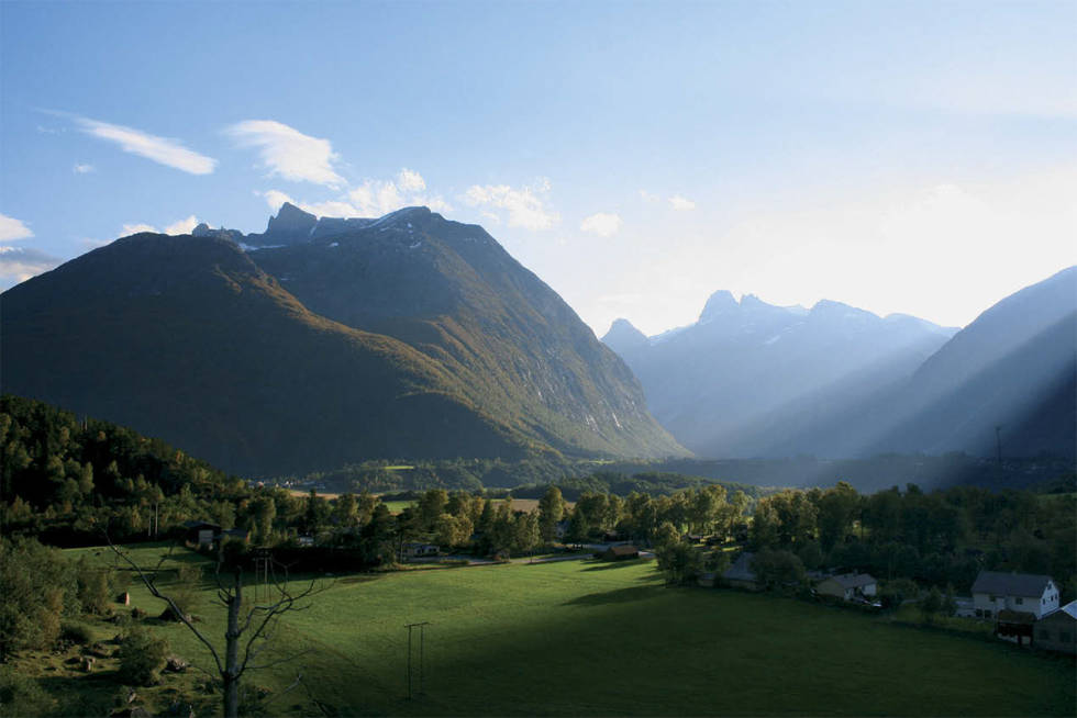IDYLL: Utsikt fra Mjelva. Foto: Dag Hagen Klatring Romsdalen