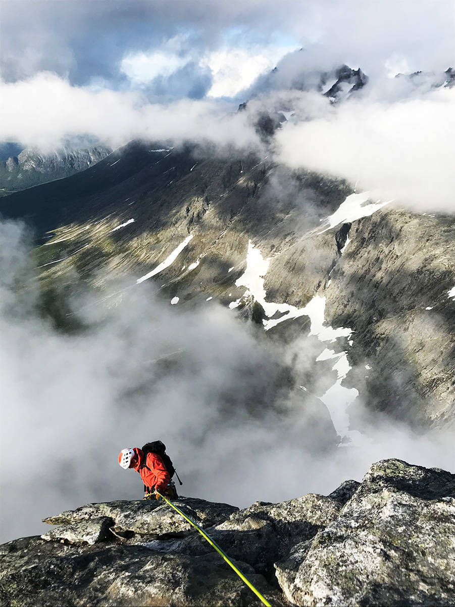 NEDTUR: Det er to etablerte rappellruter ned Nordveggen på Hornet. Dette er tidlig i tredje rappell, i den vestligste og nyeste rappellruta. Foto: Siv-Elin Skogen Romsdalshorn klatring