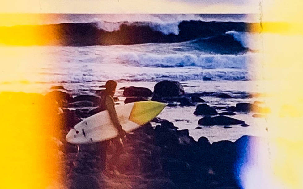 BESKJEDEN CROWD: En vakker dag i 1990 står Ivar Trondsen klar for å hoppe uti på Saltstein med egenprodusert surfbrett av merket Zip. Dette var blant de aller første og utgangspunktet var et gammelt seilbrett. Bilde: Privat Saltstein surfing