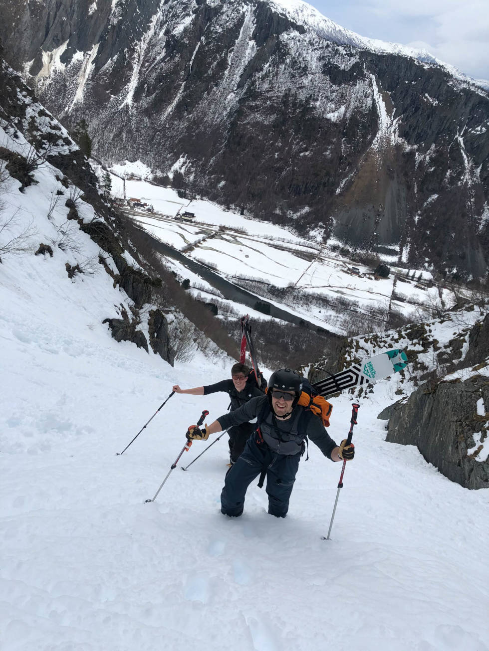 OPP: Gjengen på vei opp den 850 høydemeter lange renna. Foto: Sebastian Qvist Saurenna Sunndal