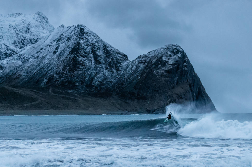 SPEKTAKULÆRT: Lofoten har levert fantastisk surf. Foto: Hallvard Kolltveit Magisk i Lofoten med Shannon Ainslie