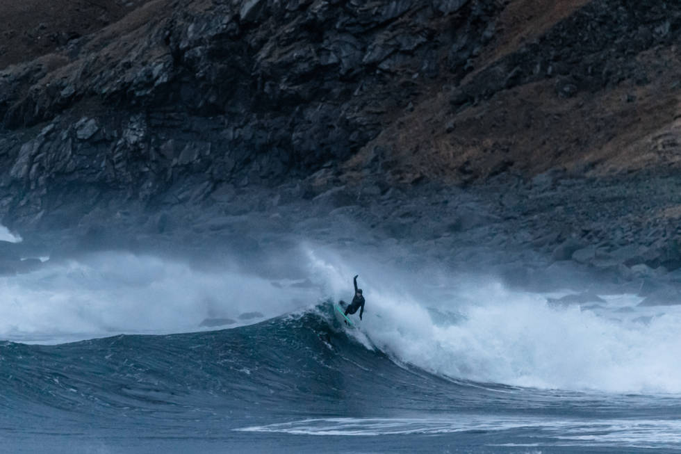 SURFER: Shannon Ainslie som nyter forholdene i Lofoten. Foto: Hallvard Kolltveit Shannon Ainslie i Lofoten
