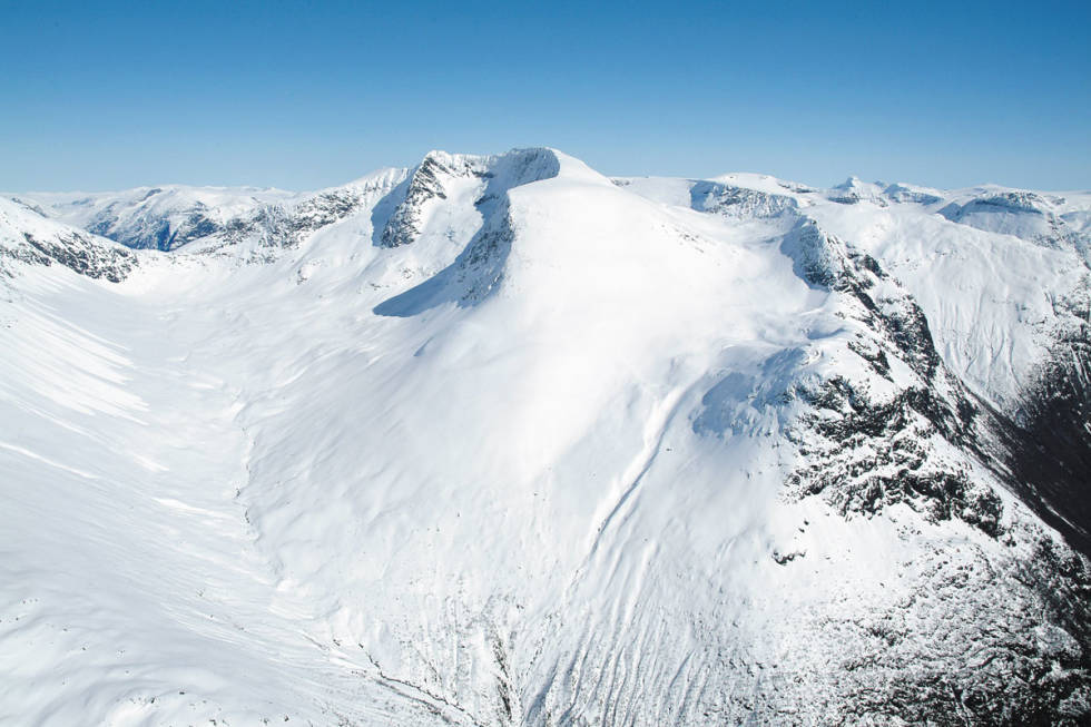 MASSIVT FJELL: Skålatårnet gir noe av den største høydeforskjellen du kan få i Norge. Skåla