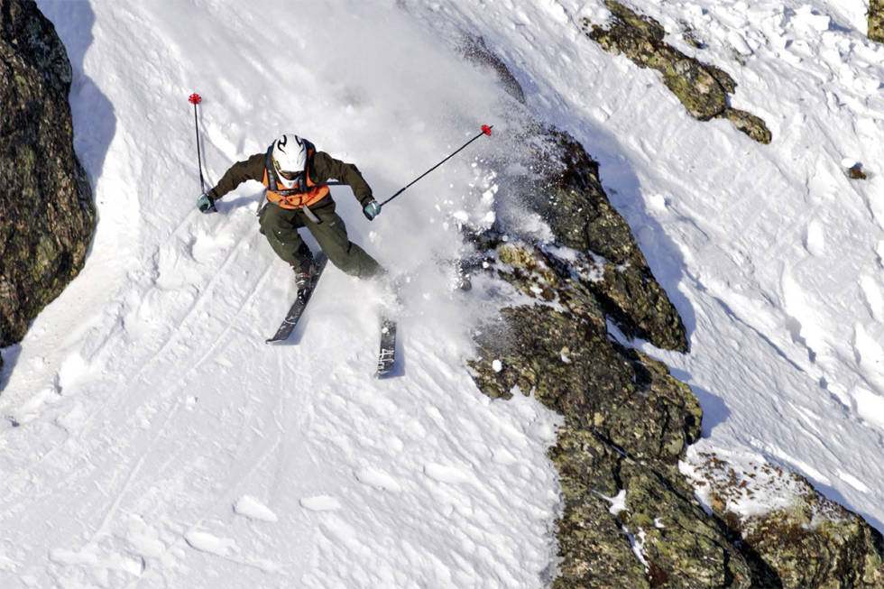 ANDRES PREMISSER: Alle som driver med frikjøring på konkurransenivå vet hvor ut- fordrende det kan være være når premissene er fastlåst. Freeridekonkurransen i Hemsedal 2007 går inn i hostorien som en av de aller verste. Foto: Nils-Erik Bjørholt Frikjøring