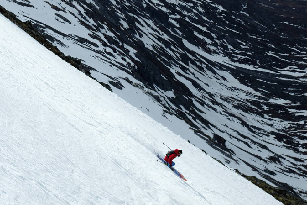 VÅT DRØM: Slush kan også by på store skiopplevelser, og er kanskje det enkleste føret en kan kjøre ski på. Fadnes tilbringer mer enn gjerne forsommeren i fjellene på Stryn. Foto: Hans Petter Hval Sløsj snø