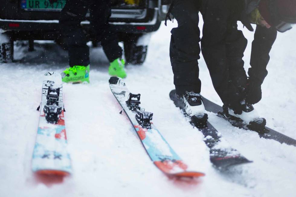 FLERE SKI: Fri Flyt tester skiene i grupper - og tester hver sesong flere titalls ski. Foto: Kristoffer H. Kippernes To par ski testes.