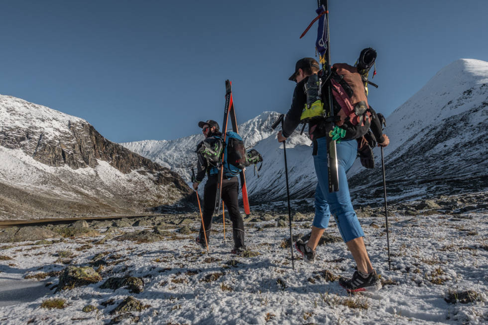 Finn og Kaj på mot fjellet. Foto Alexander Nordvall Ofoten Skjomen