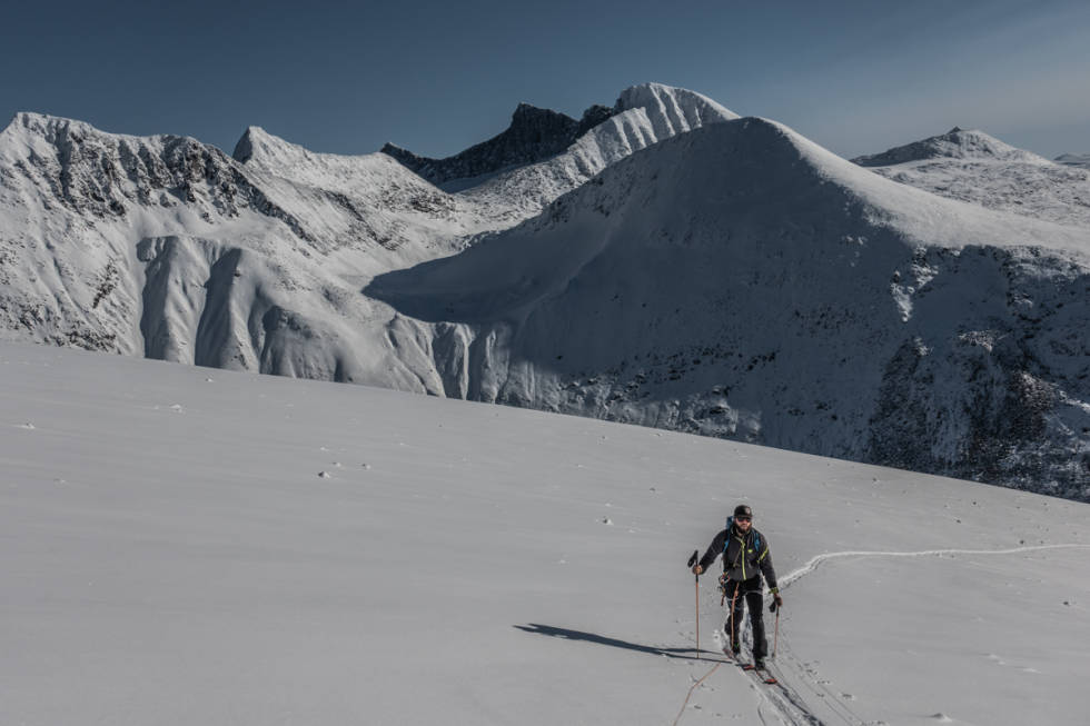 Finn på vei oppover. Storsteinsfjellet i bakgrunnen. Foto Alexander Nordvall Ofoten Skjomen