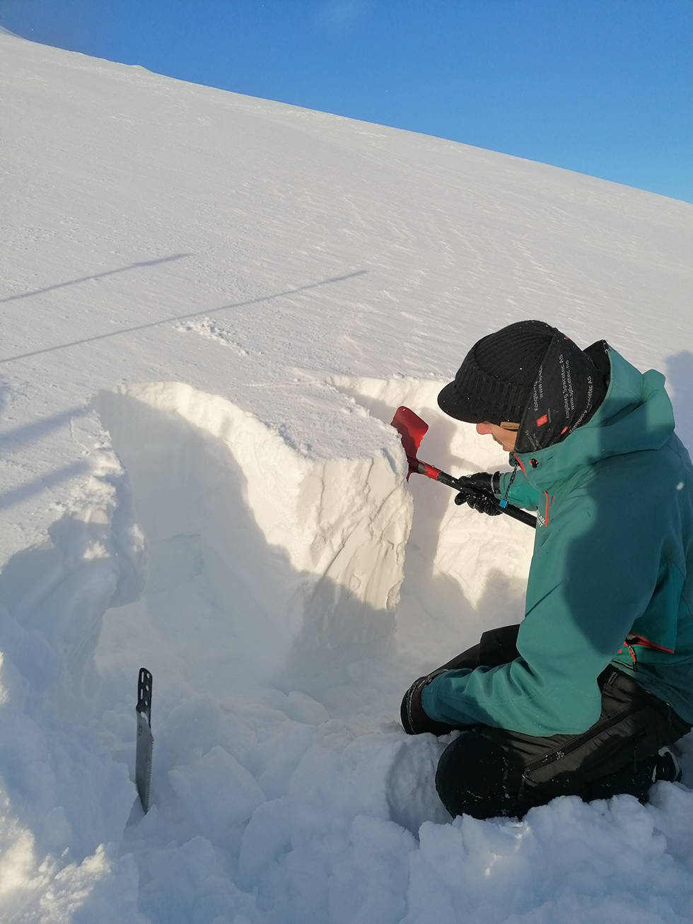 GRAVER: Her graver de i snøen ved skredet i Beretlia. Foto: Patrik Jonsson Snøskred Beretlia