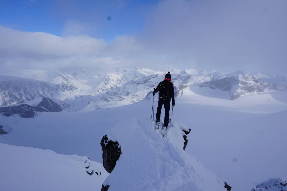 PÅ TOPPEN: Gjermund Nordskar på toppen, før nedkjøringen. Foto: Lukas Heck Galdhøpiggen
