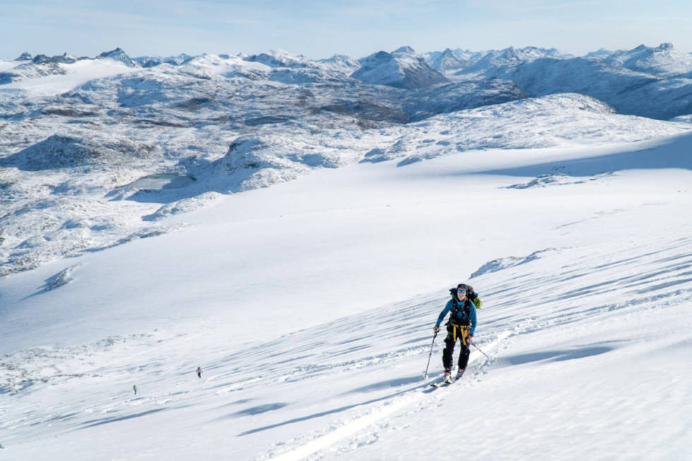 STEINDALSNOSI: Her er Mikel Gonholt på vei opp Steindalsnosi. Foto: Tim Maarten Riesen Steindalsnosi