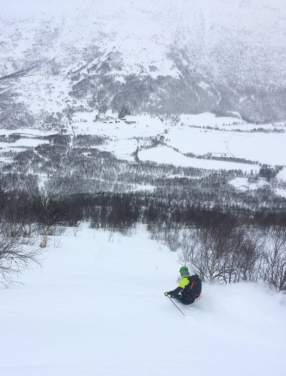 SKIOMRÅDET: Det var i dette området to ble begravd søndag. Her kjører Endre Hals på ski ved en annen anledning. Foto: Tore Meirik SKIOMRÅDET: Det var i dette området to ble begravd søndag. Her kjører Endre Hals på ski ved en annen anledning. Foto: Tore Meirik
