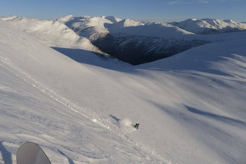 FINE TURER: Turen på bildet er ikke en del av de enkle turene, men viser hva slags natur du kan vente deg i Stryn. Her tester Pål Olav Skåre forholdene. Foto: Einar Løken Stryn